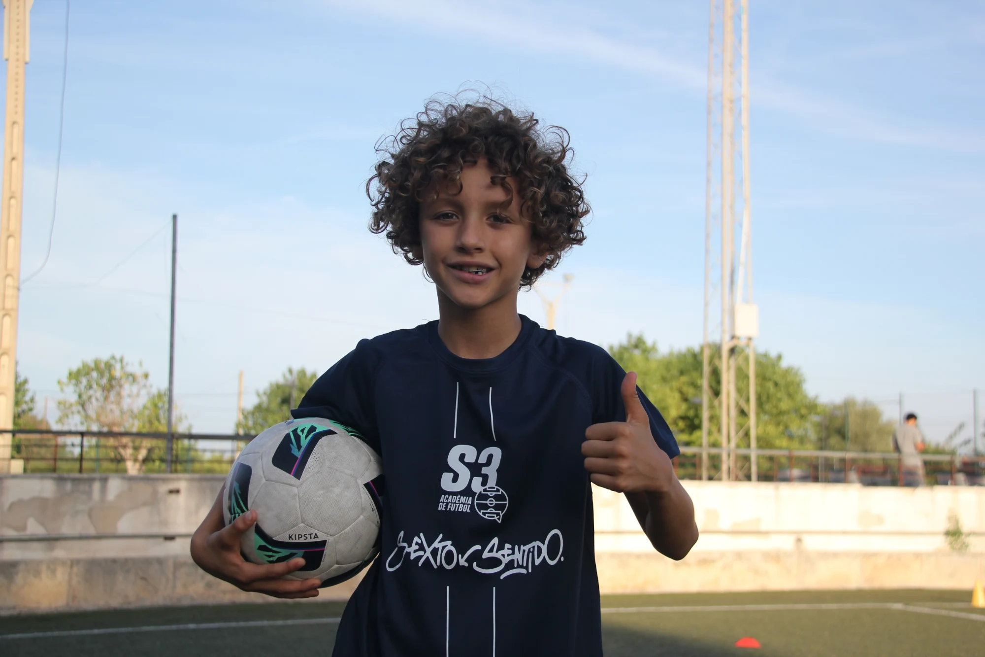 Jugador practica una acció de xut al camp