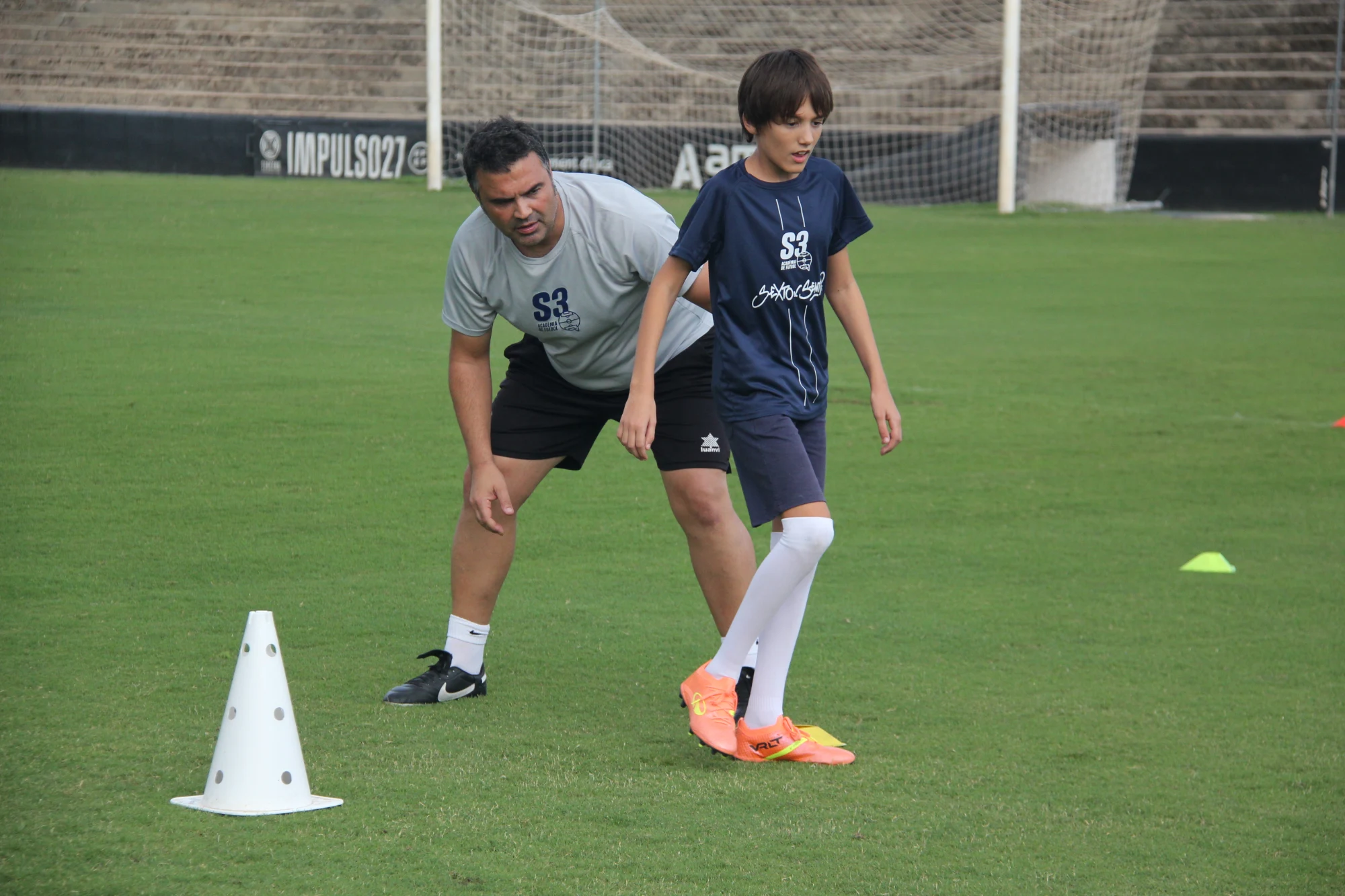 Entrenador dona indicacions a un jugador