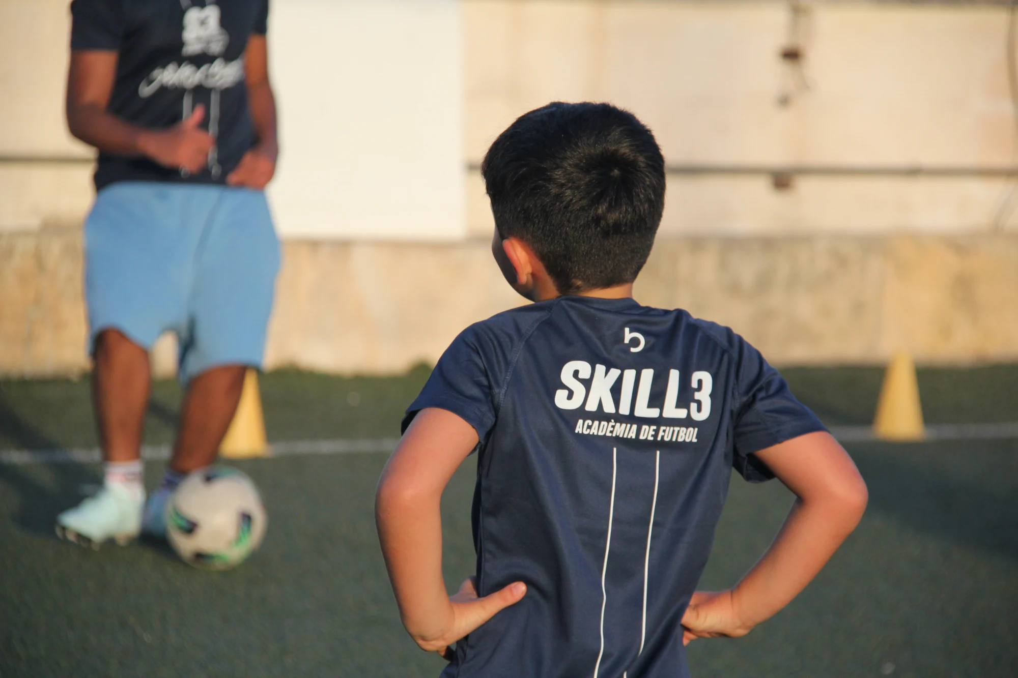 Jugadors entrenen en grup al camp
